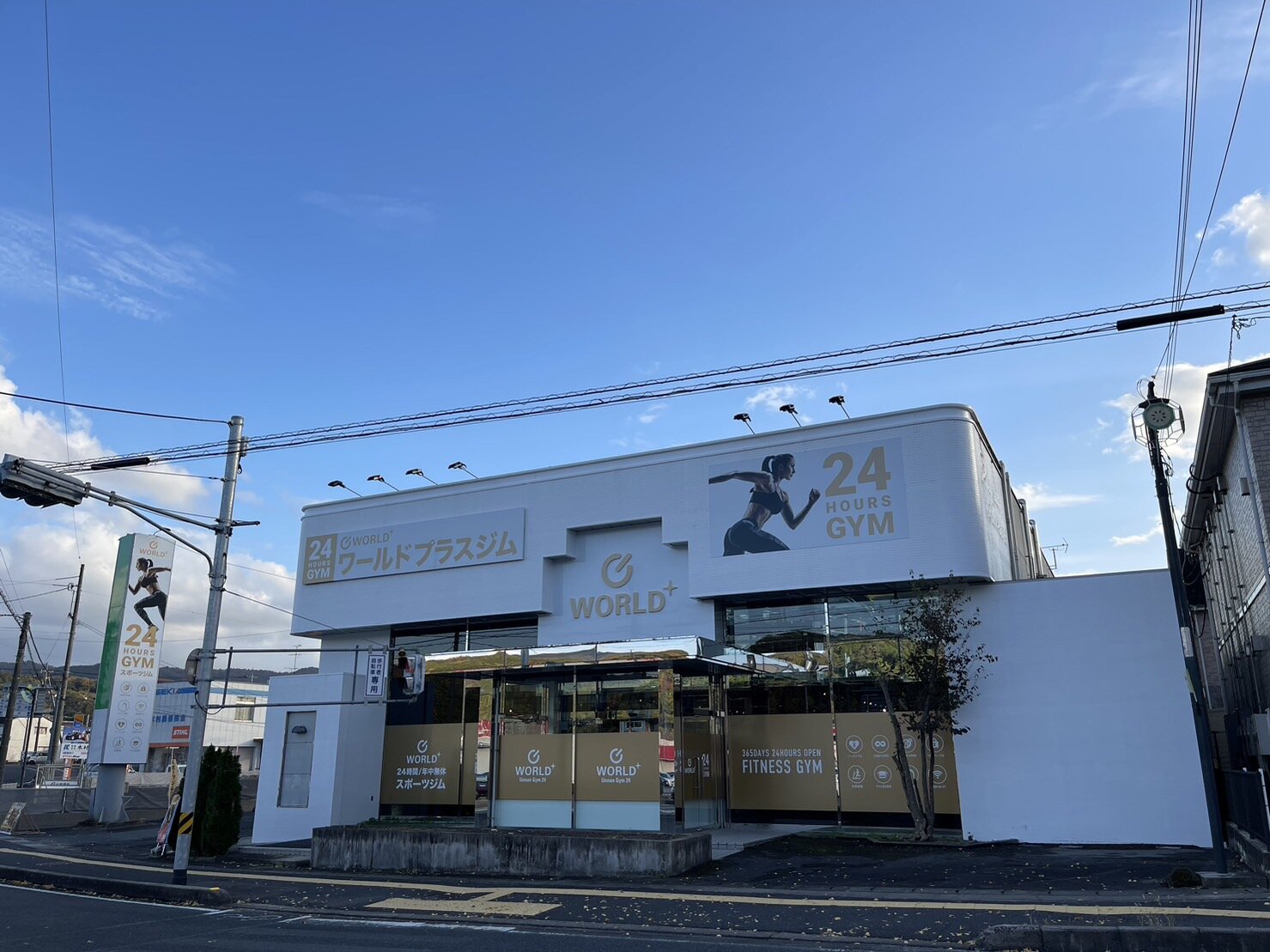 白色で清潔感溢れる外観‼（雲南店|島根県雲南市のフィットネスジム）