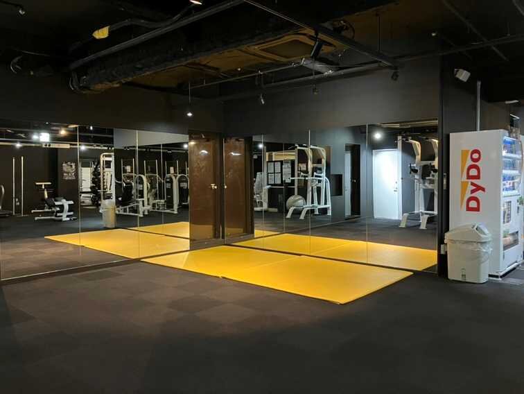 最初と最後はマットでゆったりストレッチ！（八尾光町店|大阪府八尾市のフィットネスジム）