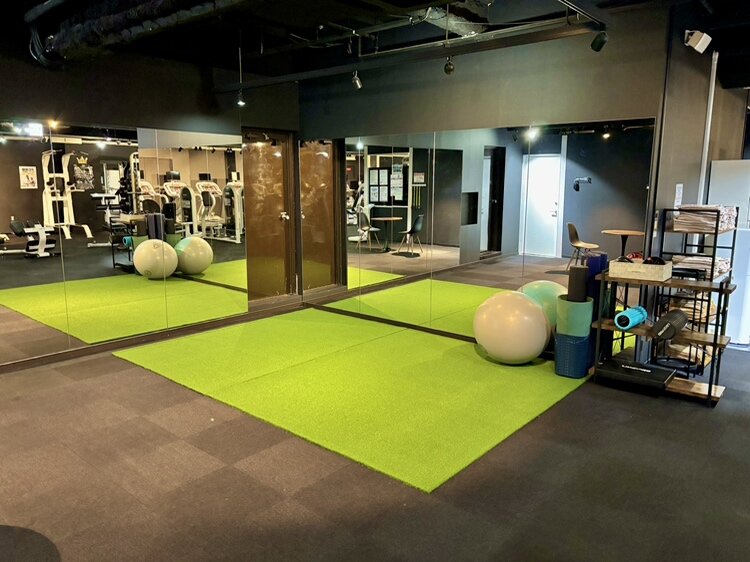人工芝でゆったりとストレッチや自重でのトレーニングができます！（八尾光町店|大阪府八尾市のフィットネスジム）