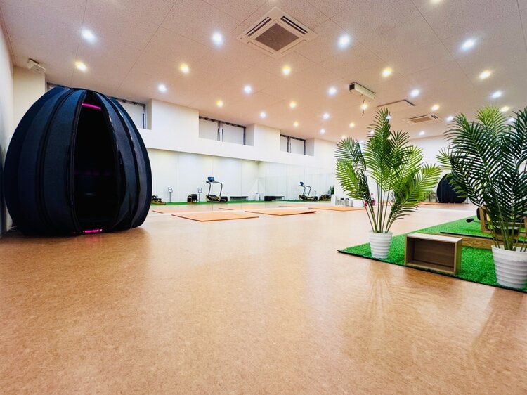 レッスンスタジオ完備！レッスン開講時以外は開放しておりますので、ゆったりストレッチができます！（八日市店|滋賀県東近江市のフィットネスジム）