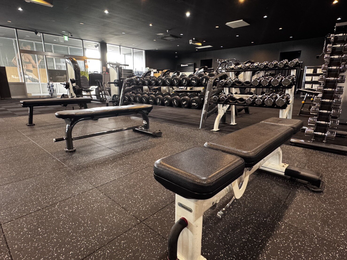 ダンベルは30キロまでご用意！フリーウエイトコーナー増床！広々お使いいただけます！（八日市店|滋賀県東近江市のフィットネスジム）