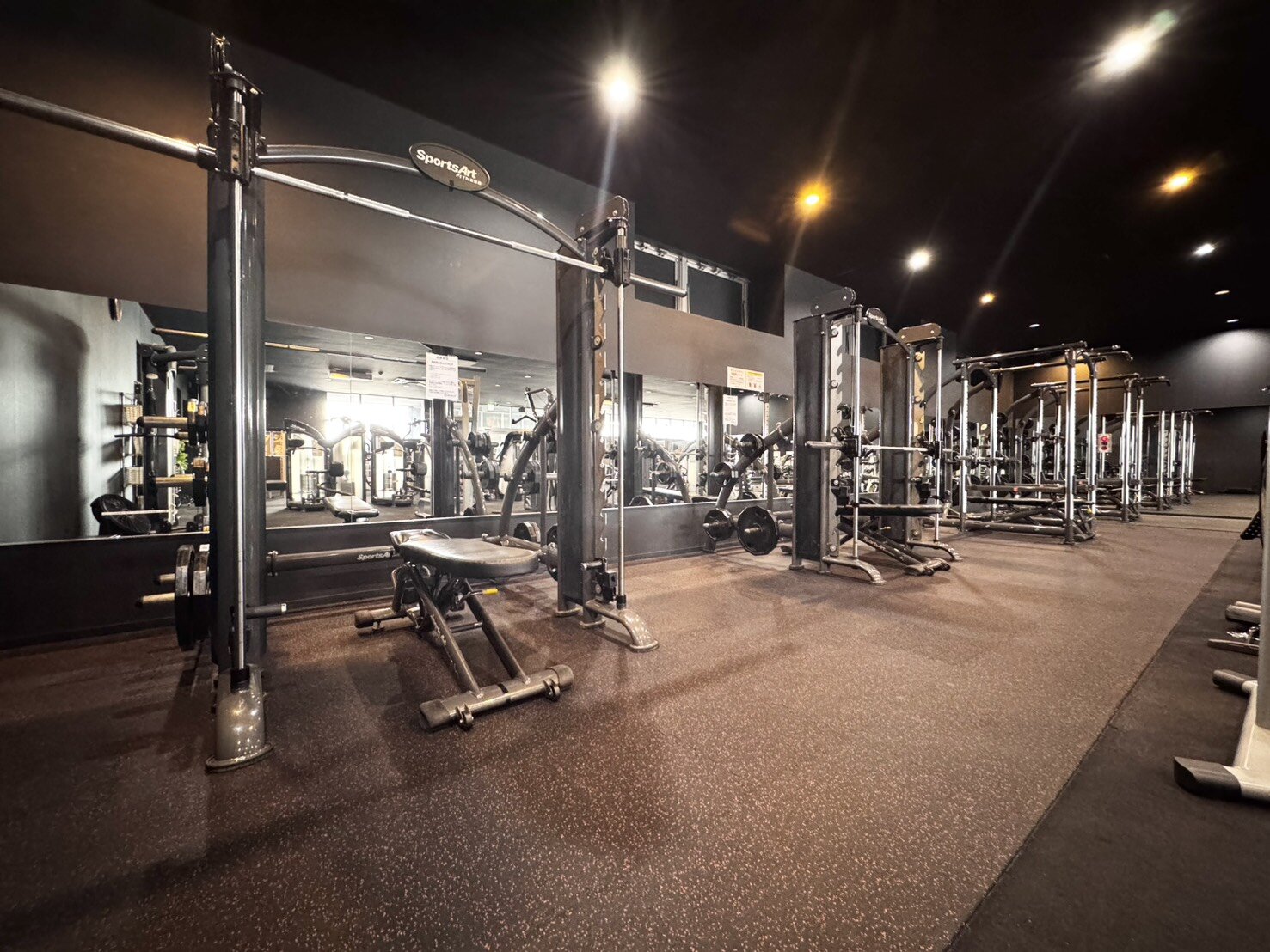 圧迫感の無い広々フリーウエイトエリア！パワーラックとスミスマシンを4月に増台いたしました！（八日市店|滋賀県東近江市のフィットネスジム）