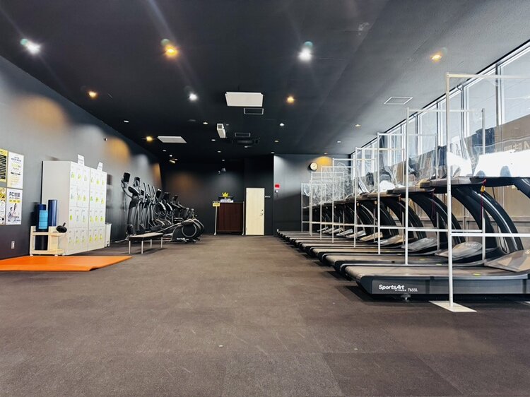 広々スペースに様々な有酸素マシンを数多く取り揃えております！（八日市店|滋賀県東近江市のフィットネスジム）
